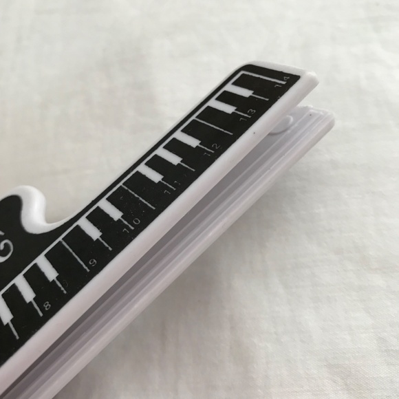 Music Paper Clip Sheet Music Holder On Stand Scales Black White Treble Clef - Picture 5 of 12